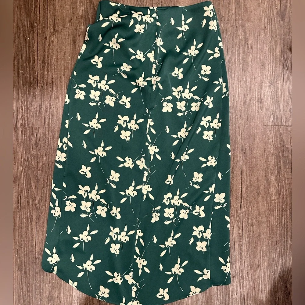 Urban Outfitters Silk Green with cream flowers skirt with slit, size: small - Picture 6 of 8